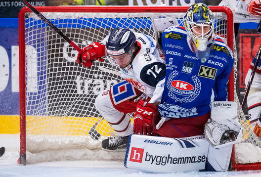 Västerviks Alfred Andersson och Oskarshamns målvakt Adam