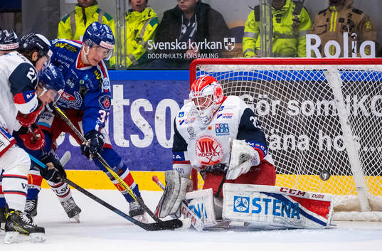 Västerviks målvakt Emil Kruse och Oskarshamns Filiph