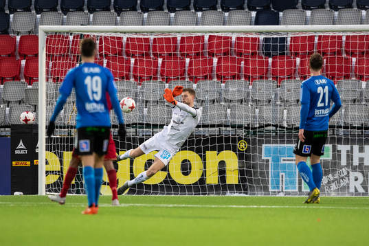 Halmstads målvakt Malkolm Nilsson gör en räddning
