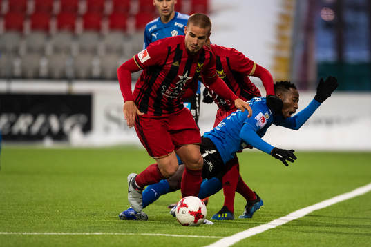 Östersunds Douglas Bergqvist och Halmstads Sadat Karim i