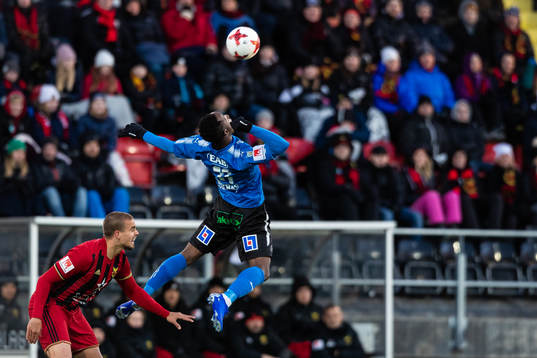 Östersunds Douglas Bergqvist och Halmstads Sadat Karim i