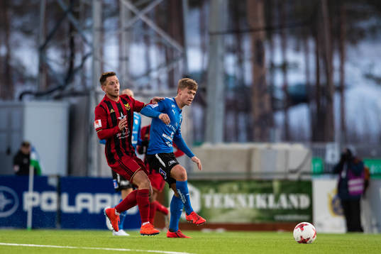 Östersunds Charlie Colkett och Halmstads Oscar Petersson i