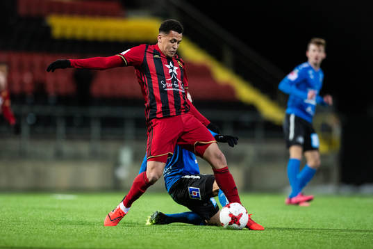 Östersunds Ravel Ryan Morrison i kamp om bollen