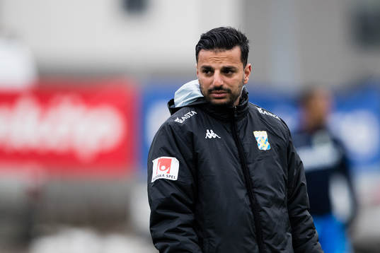 IFK Göteborgs tränare Poya Asbaghi innan fotbollsmatchen