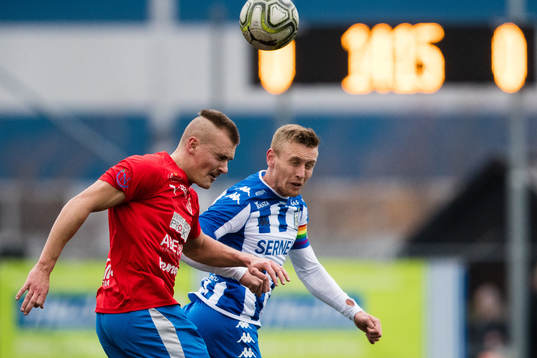 Nyköpings Pontus Nordenberg i en nickduell med IFK