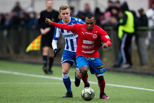 IFK Göteborgs Victor Wernersson jagar Nyköpings Enoch Adu