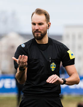 Domare Andreas Johansson singlar slant innan
