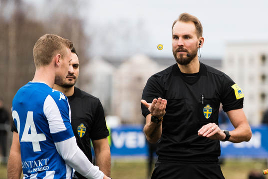 Domare Andreas Johansson singlar slant innan