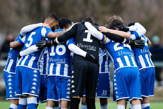 IFK Göteborgs spelare samlas innan fotbollsmatchen i