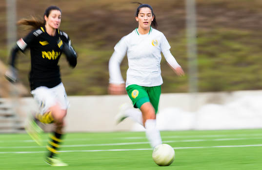 Hammarbys Merlinda Shabanaj med boll