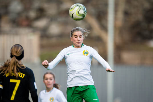 Hammarbys Julia Ekholm nickar bort bollen