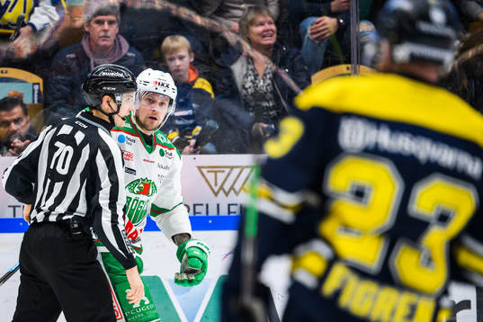 Rögles Jonas Ahnelöv blir utvisad