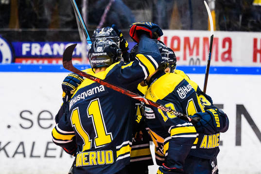 Rögles Mattias Sjögren jublar med lagkamrater