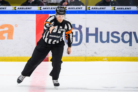 Domare Andreas Harnebring dömer 0-1 till Rögle