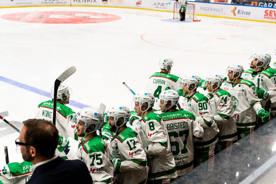 Rögles spelarna jublar