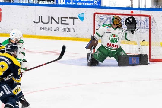Rögles målvakt Justin Pogge ser pucken gå i mål till