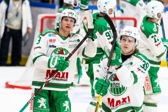 Rögles Daniel Bertov och Erik Andersson tackar publiken