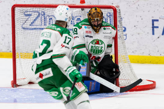 Rögles målvakt Justin Pogge räddar skott