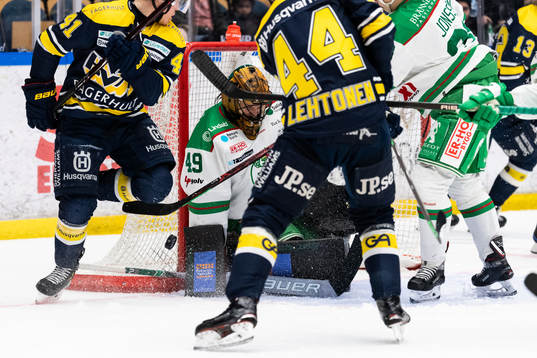 Trångt framför målet då Rögles målvakt Justin Pogge