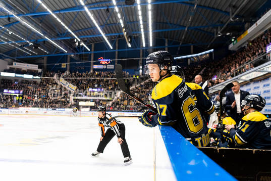 s Christoffer Törngren tittar ut från båset