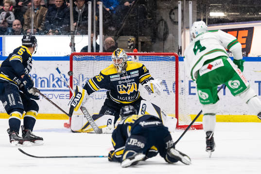 s målvakt Felix Sandström räddar skott av Rögles Kodie