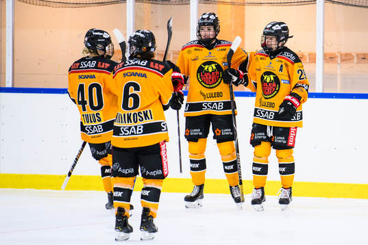 Luleås Emma Nordin jublar med lagkamrater