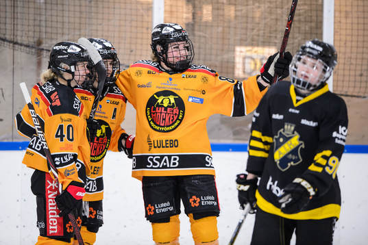 Luleås Emma Nordin jublar med lagkamrater