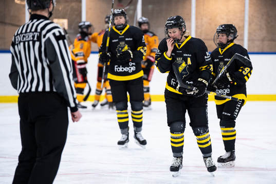 s Erica Uden Johansson (m) och Linnea Hedin (h) deppar