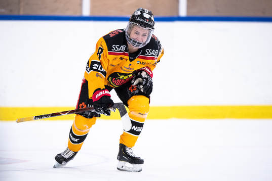 Luleås Ebba Berglund reser sig