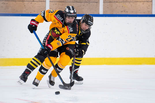 Luleås Pernilla Forsgren i en närkamp med en spelare i AIK