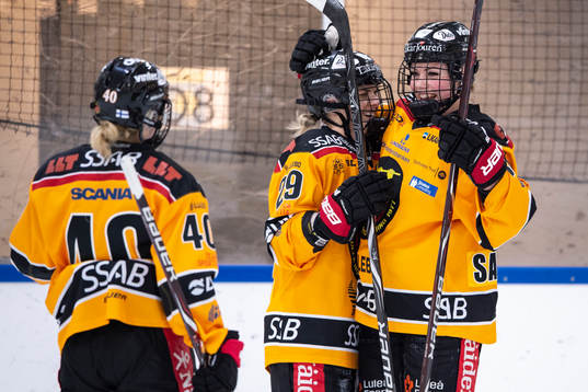 Luleås Emma Nordin (m) jublar