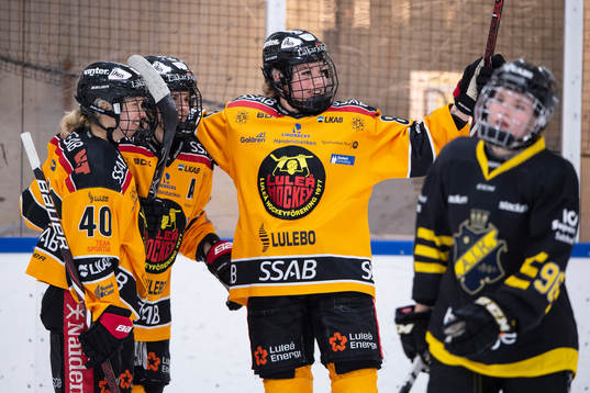 Luleås Emma Nordin (m) jublar