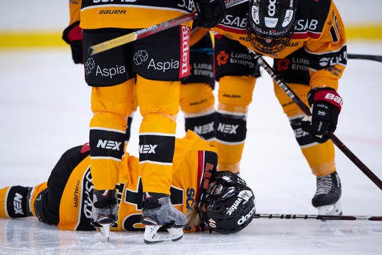 Luleås Noora Tulus ligger skadad på isen