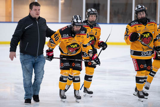 Luleås Noora Tulus får hjälp av isen