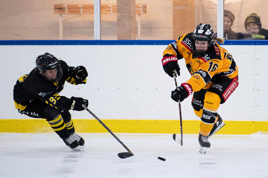 s Linnea Hedin och Luleås Petra Nieminen