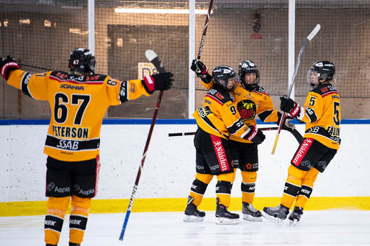 Luleås Rebecca Stenberg (m) jublar