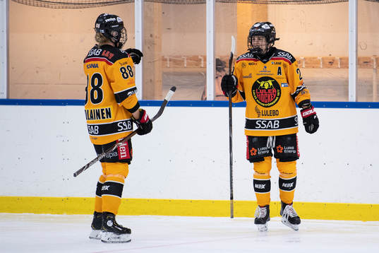 Luleås Emma Nordin (h) jublar