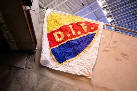 En flagga med Djurgårdens klubbemblem