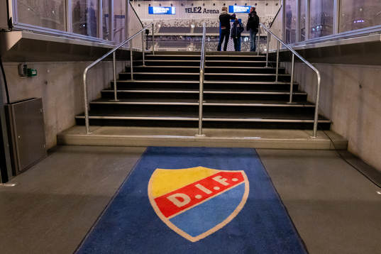 En matta med Djurgårdens klubbemblem i spelargången på