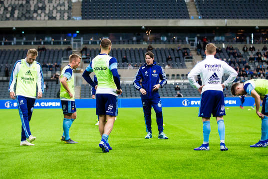 Djurgårdens tränare Thomas Lagerlöf med spelare