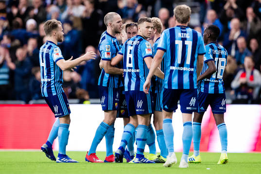 Djurgårdens Kevin Walker jublar med lagkamrater eter 1-0
