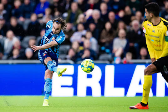 Djurgårdens Kevin Walker gör 1-0 på ett långskott