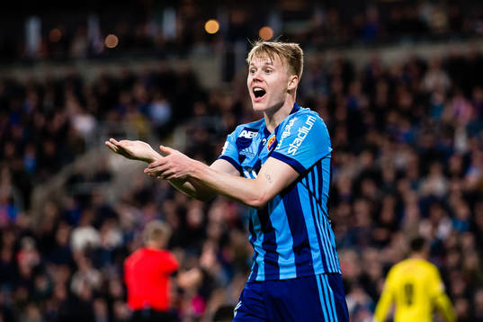 Djurgårdens Elliot Käck reagerar för en hands i