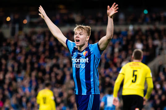 Djurgårdens Elliot Käck reagerar för en hands i