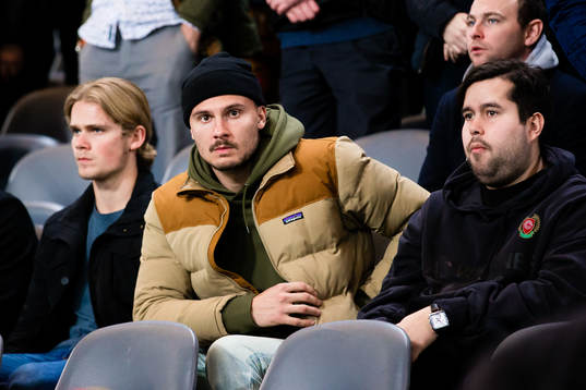 Djurgårdens Erik Berg (fd Johansson) på läktaren