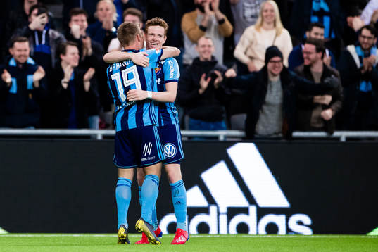 Djurgårdens Aslak Witry (h) jublar med Nicklas Bärkroth
