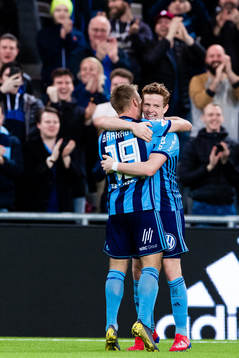 Djurgårdens Aslak Witry (h) jublar med Nicklas Bärkroth
