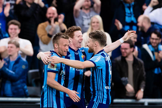 Djurgårdens Aslak Witry jublar med Nicklas Bärkroth och