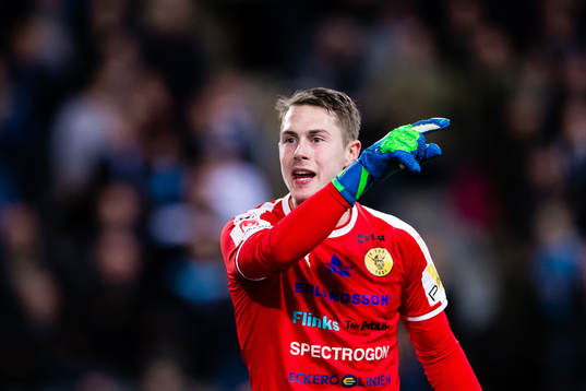 Frejs målvakt Jonas Olsson reagerar