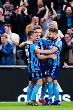 Djurgårdens Aslak Witry (m) jublar med Nicklas Bärkroth